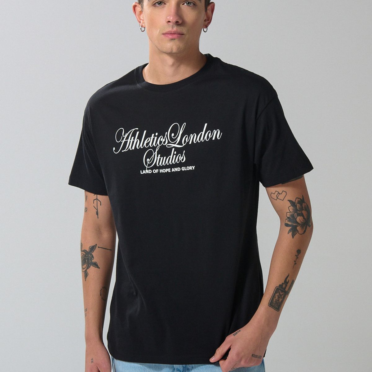 KOAJ - KOAJ Camiseta cuello redondo negra con arte college blanco Hombre