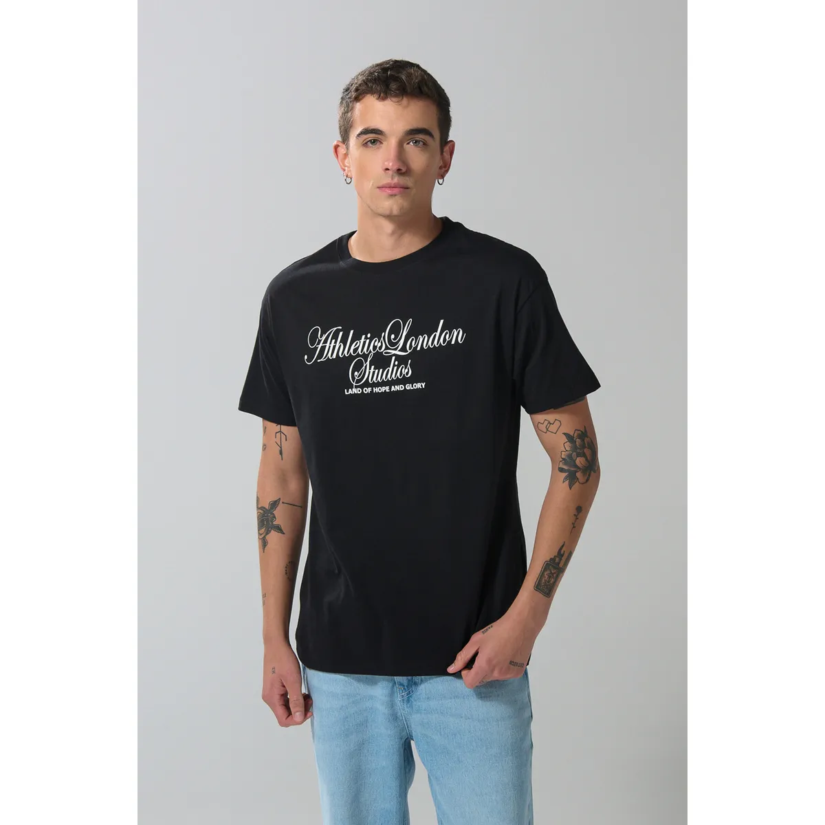 KOAJ - KOAJ Camiseta cuello redondo negra con arte college blanco Hombre