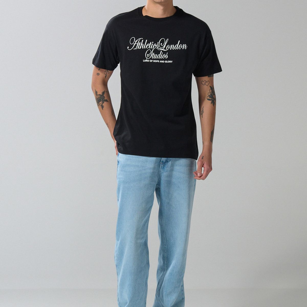 KOAJ - KOAJ Camiseta cuello redondo negra con arte college blanco Hombre