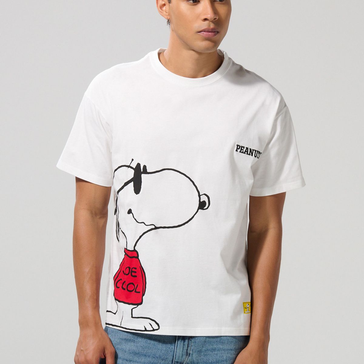 KOAJ - KOAJ Camiseta crema oversize de Snoopy con cuello redondo Hombre