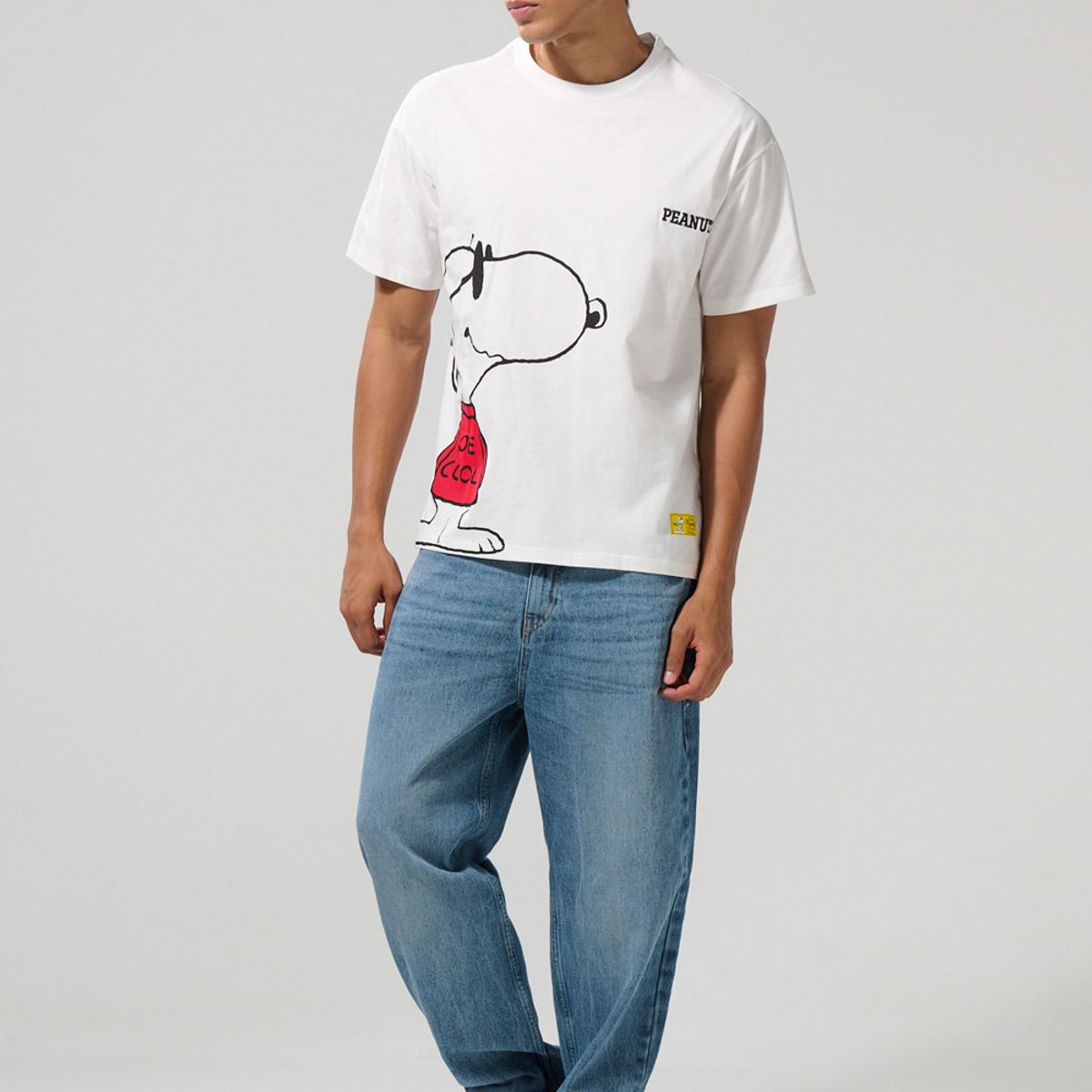 KOAJ - KOAJ Camiseta crema oversize de Snoopy con cuello redondo Hombre