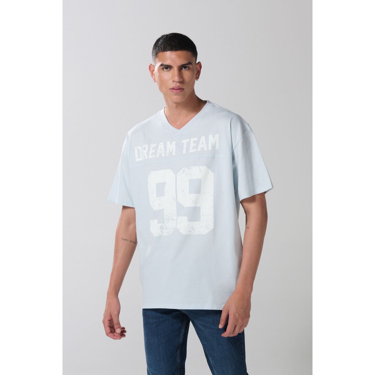 KOAJ - KOAJ Camiseta cuello V azul clara oversize con diseño colleg Hombre