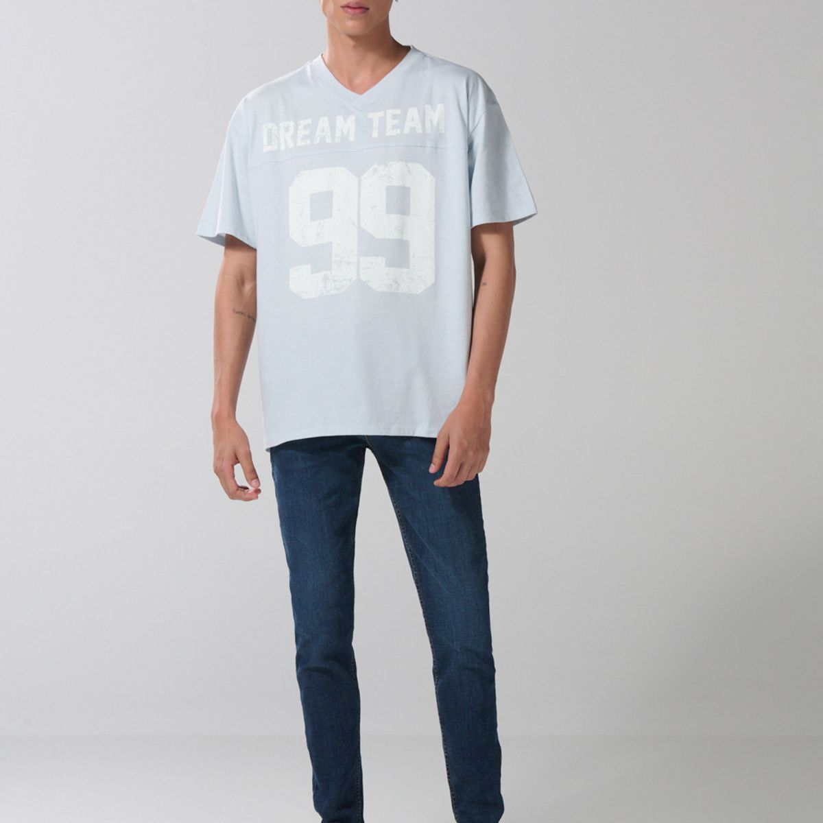 KOAJ - KOAJ Camiseta cuello V azul clara oversize con diseño colleg Hombre