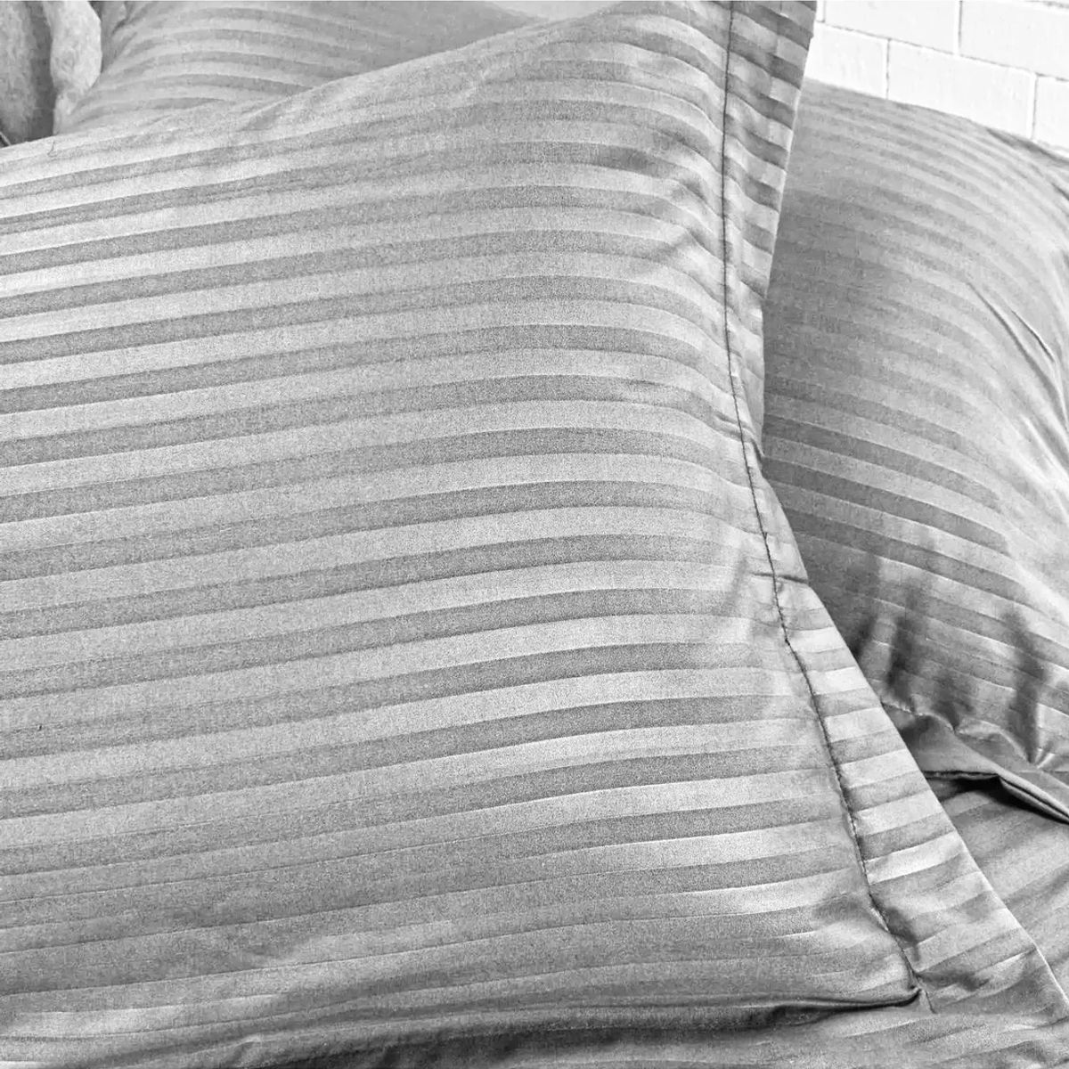 GENERICO - Plumon Edredon Cubrelecho Cama Sencilla + 2 Fundas Gris Plata