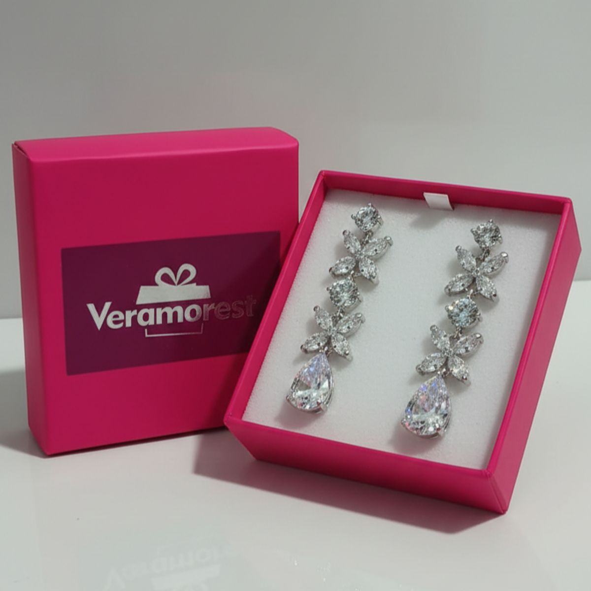VERAMOREST - Aretes largos con cristales brillantes  Veramorest