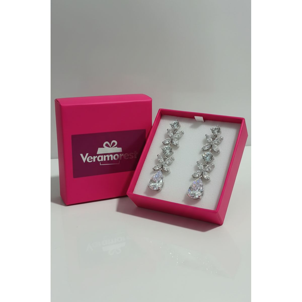 VERAMOREST - Aretes largos con cristales brillantes  Veramorest