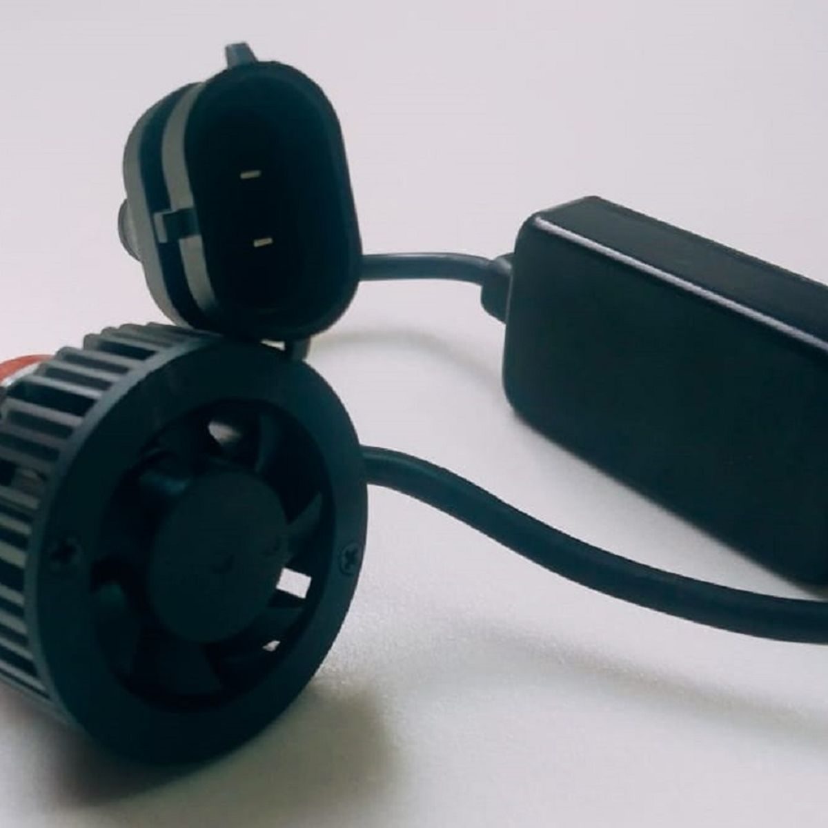 LEDMAX - Un Bombillo LED H8 H9 H11 Tricolor Blanca Cálida y Amarilla