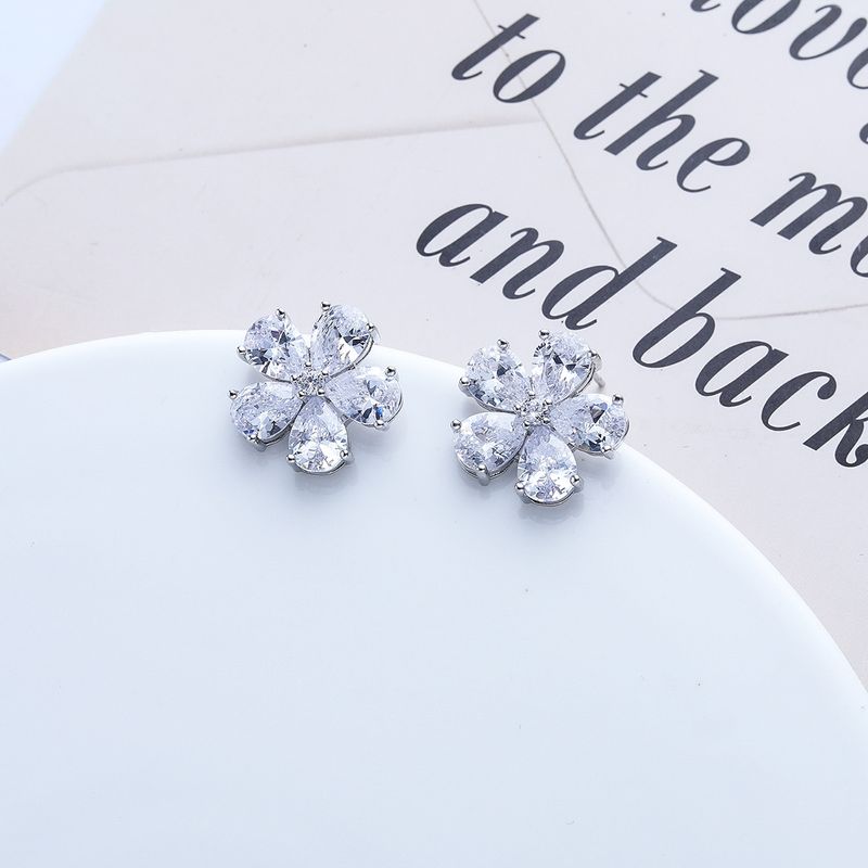 VERAMOREST - Aretes flor de cristal en baño platino  Veramorest