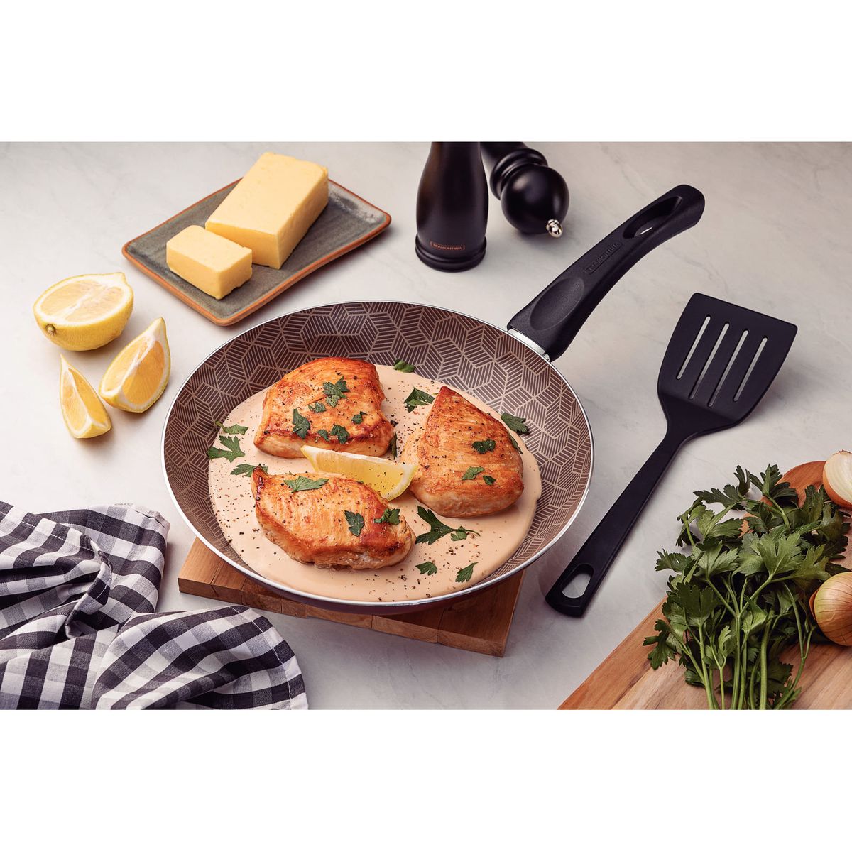 TRAMONTINA - Sartén Tramontina Paris en Aluminio con Revestimiento Interno y Externo con Antiadherente Starflon Max Rojo con Espátula de Nylon 24 cm 1,2 L