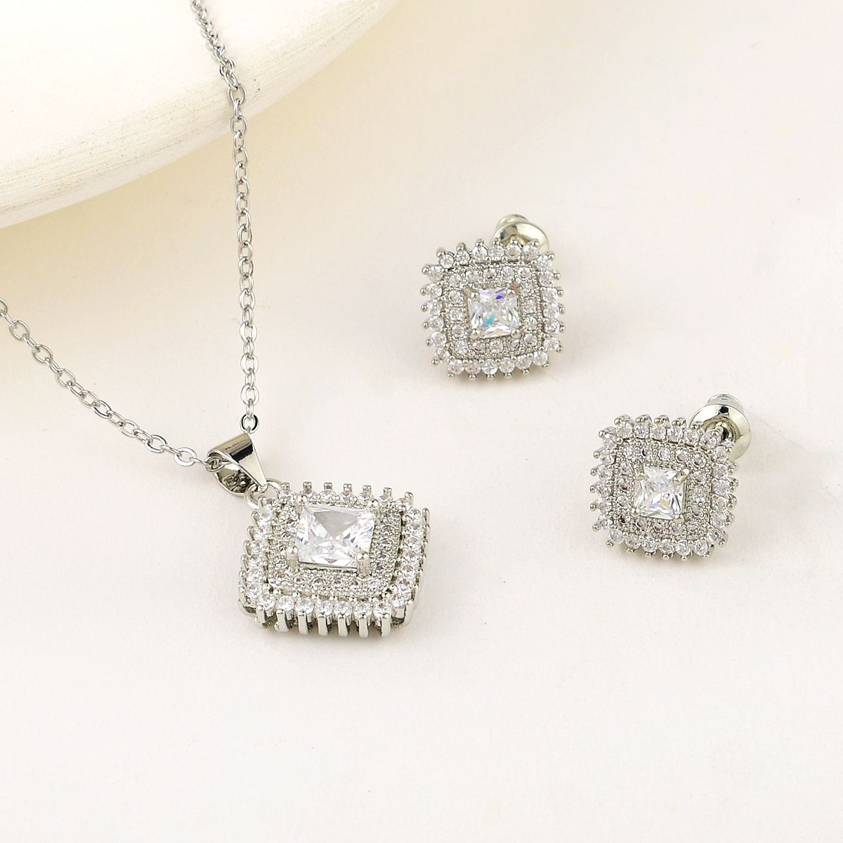 VERAMOREST - Set de joyería collar y aretes con circones plateados- Veramorest