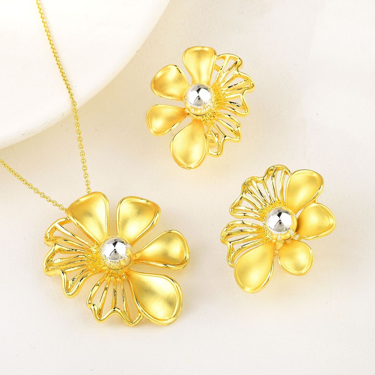 VERAMOREST - Set de Joyería Veramorest Flor Dorada Dubai Collar + Aretes