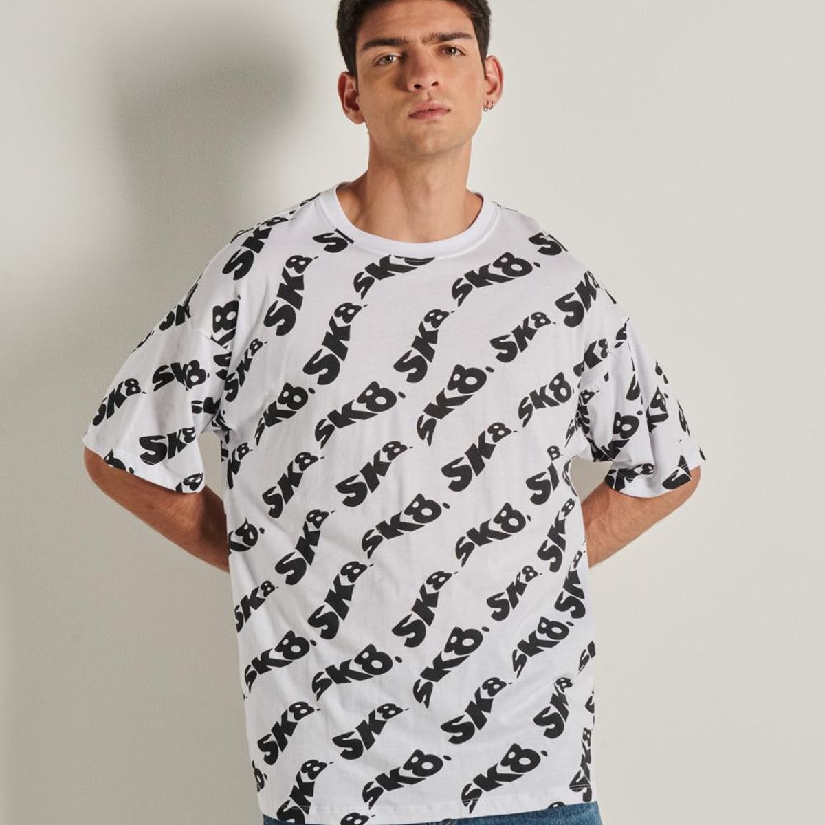 KOAJ - KOAJ Camiseta blanca oversize cuello redondo con diseños de  Hombre