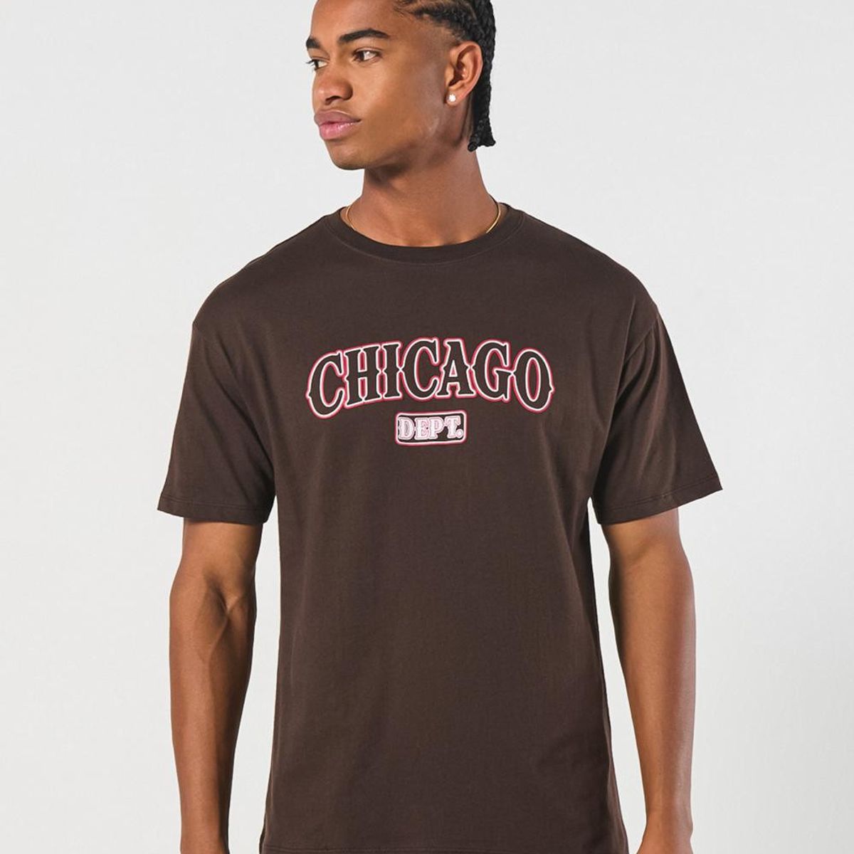 KOAJ - KOAJ Camiseta café oscura manga corta con texto college Hombre