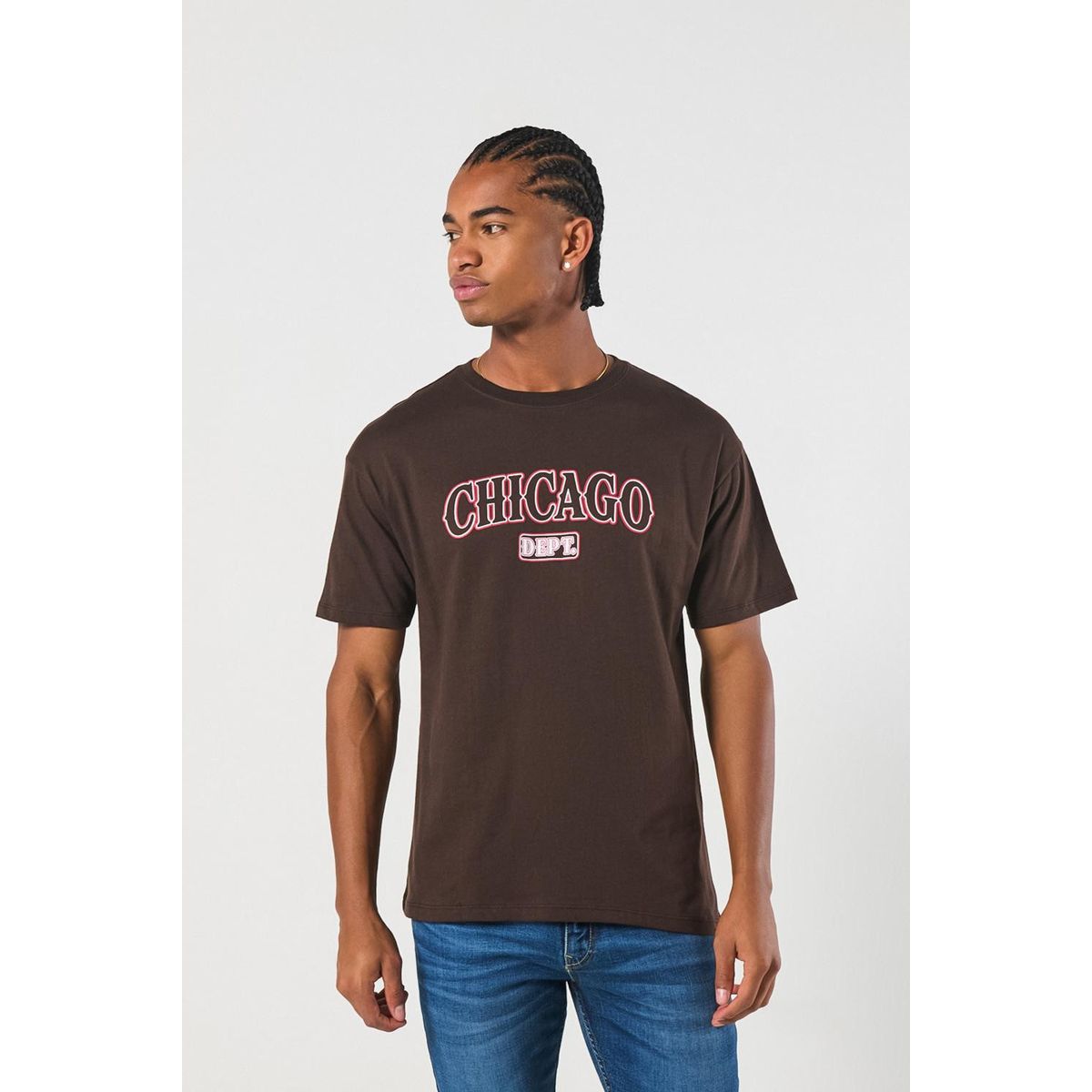 KOAJ - KOAJ Camiseta café oscura manga corta con texto college Hombre