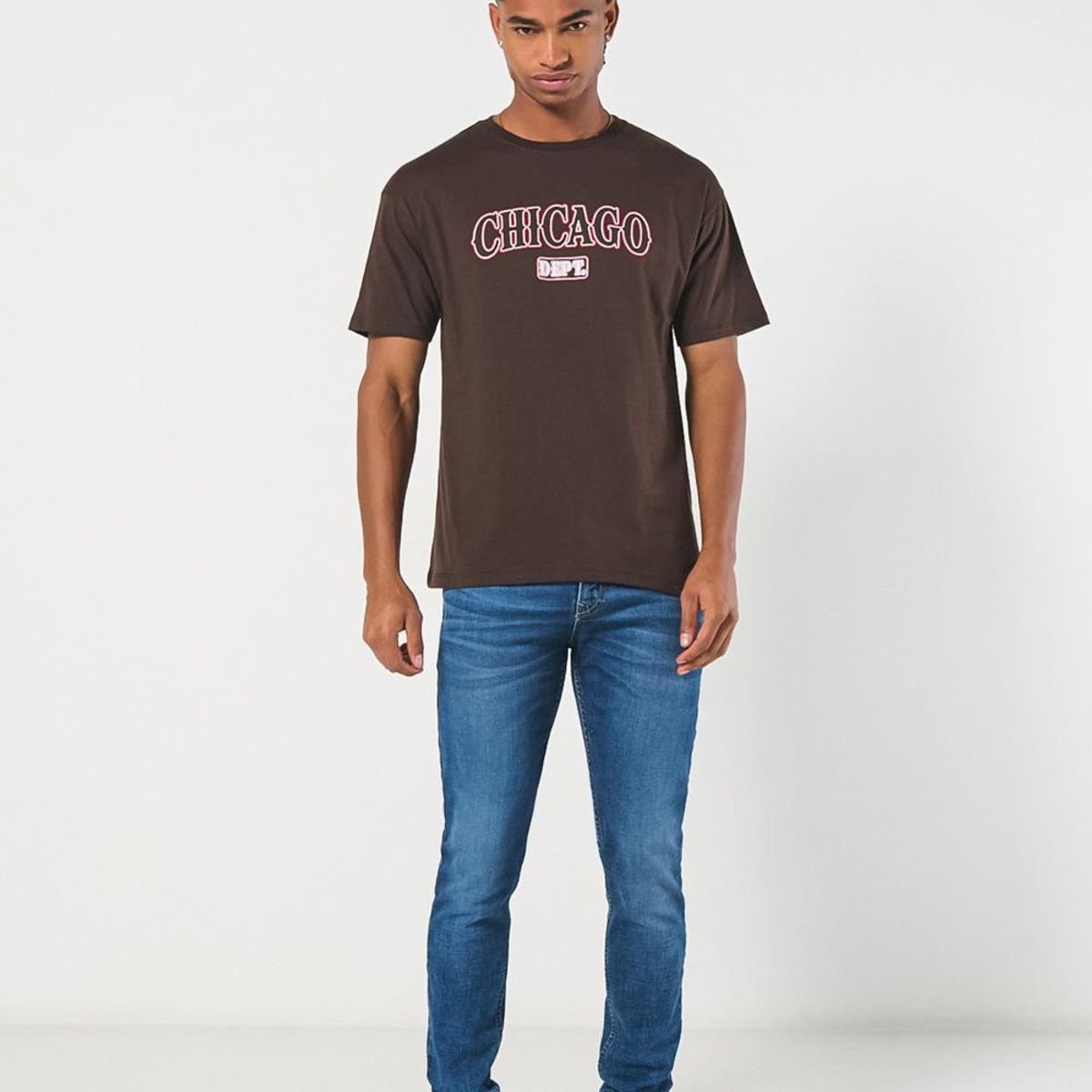 KOAJ - KOAJ Camiseta café oscura manga corta con texto college Hombre