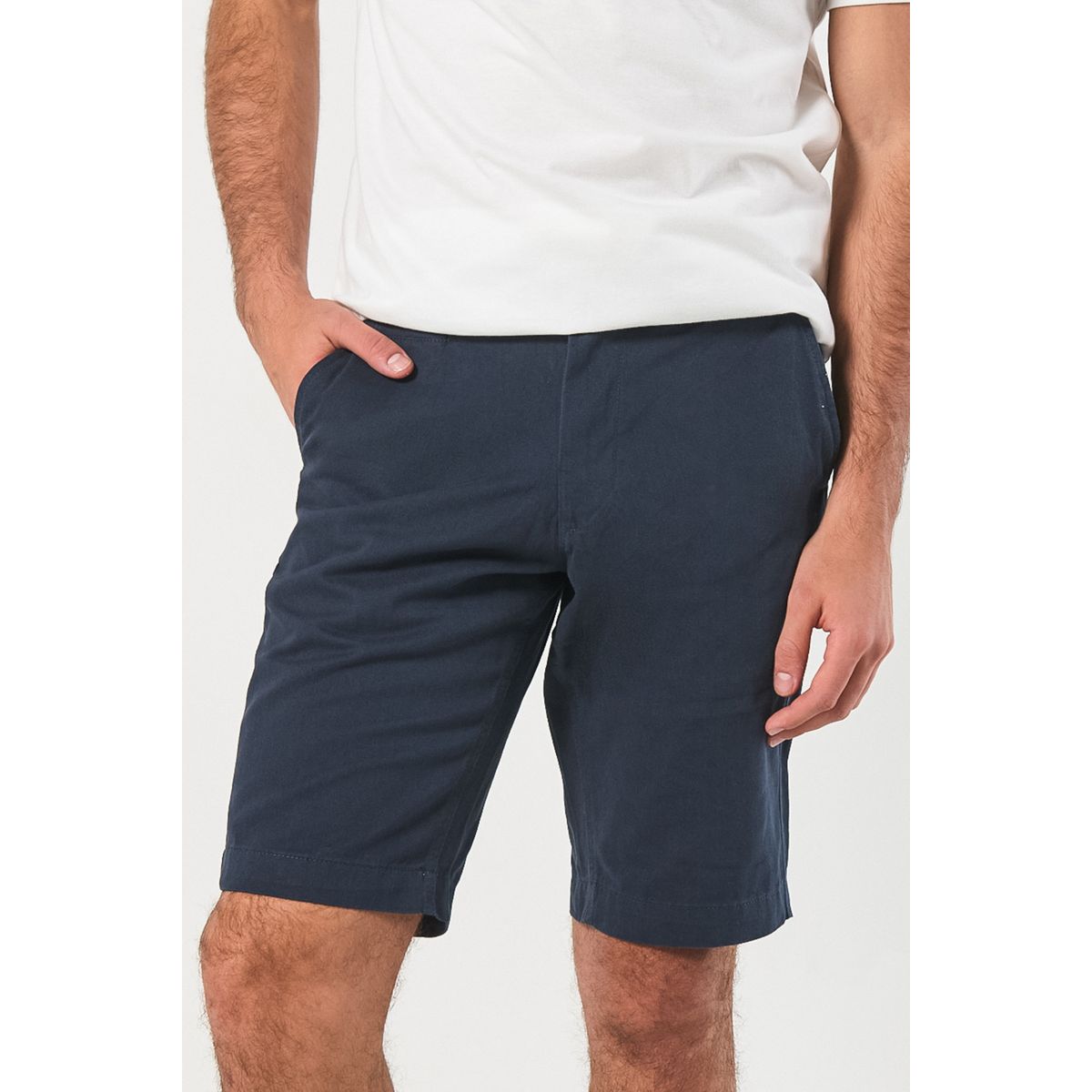 KOAJ - KOAJ Bermuda en dril unicolor ajustada con tiro bajo y bolsi Hombre