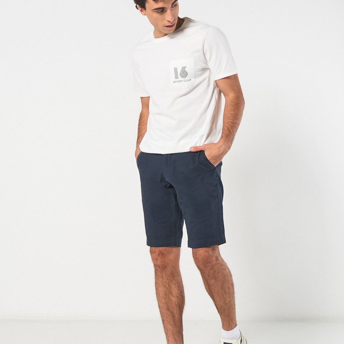 KOAJ - KOAJ Bermuda en dril unicolor ajustada con tiro bajo y bolsi Hombre