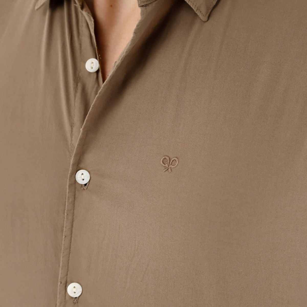 TENNIS - Camisa café manga larga para hombre