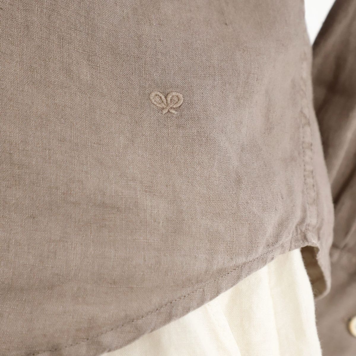 TENNIS - Camisa café 100% lino para hombre