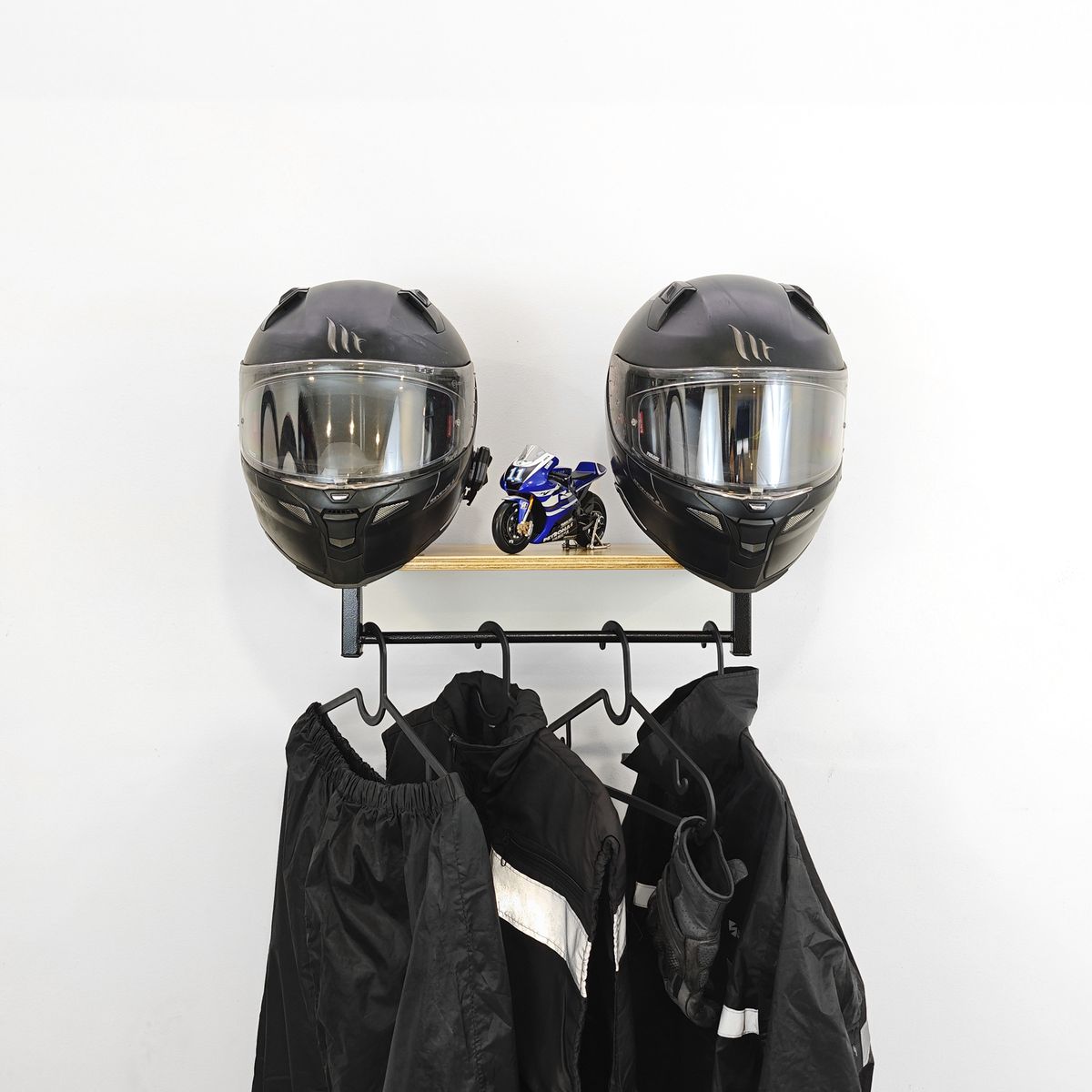 INDUHOGAR - Soporte para cascos de pared en tubo metalico y madera pino