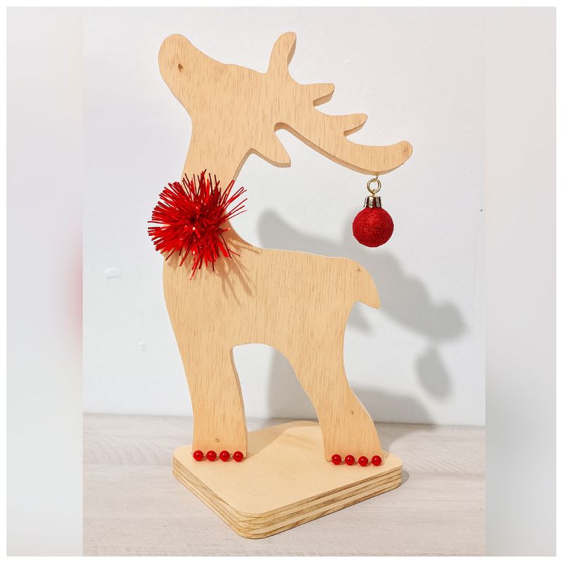 GENERICO - Reno Decorativo en Tríplex con Adornos Rojos