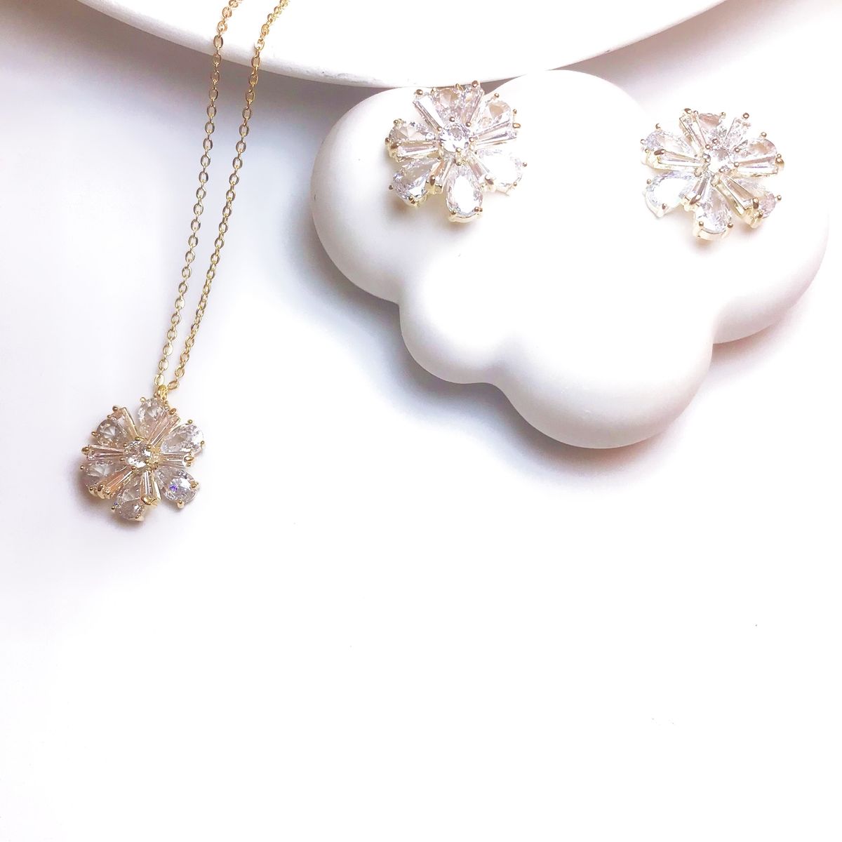 VERAMOREST - Set de Joyería Collar y Aretes Florales- Veramorest