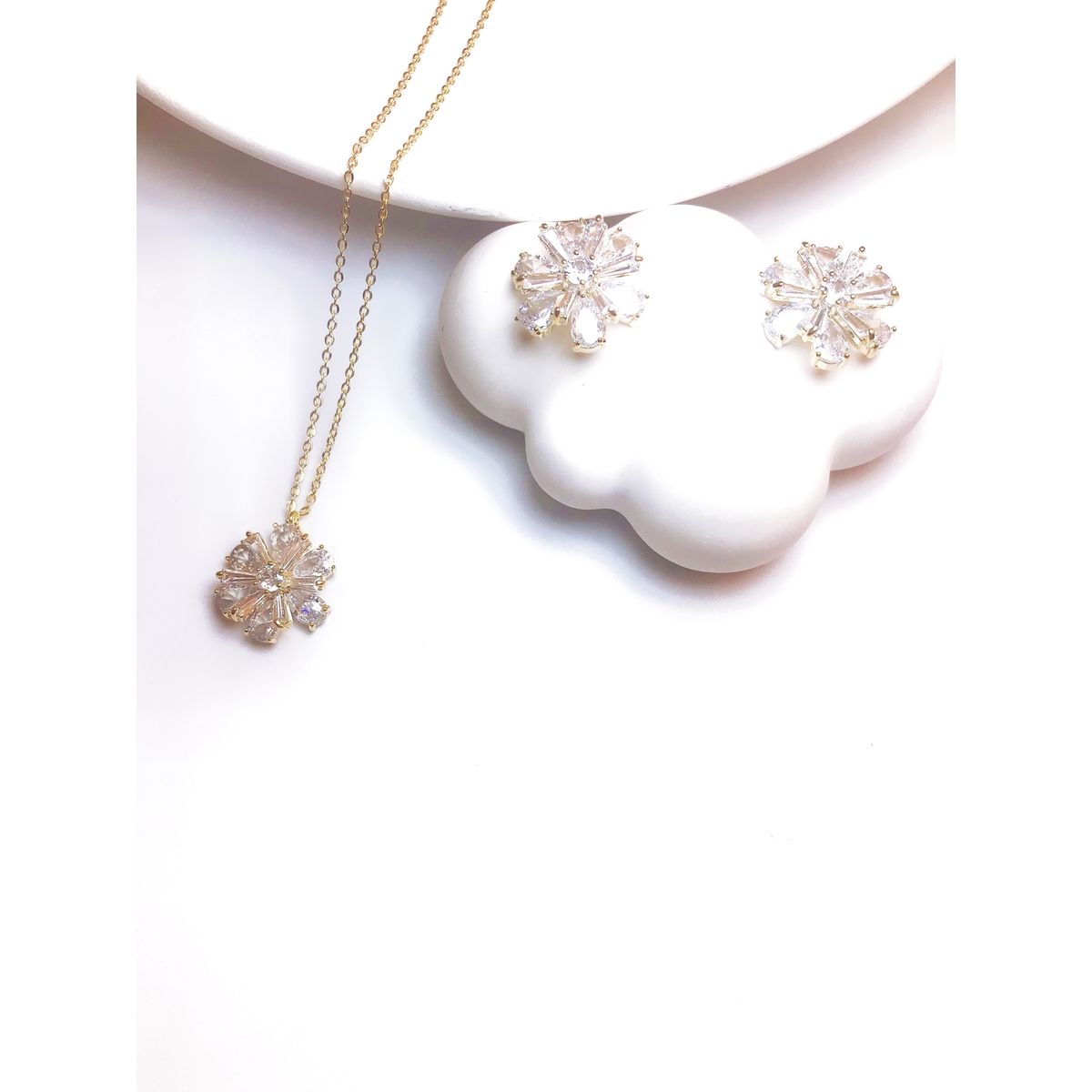 VERAMOREST - Set de Joyería Collar y Aretes Florales- Veramorest