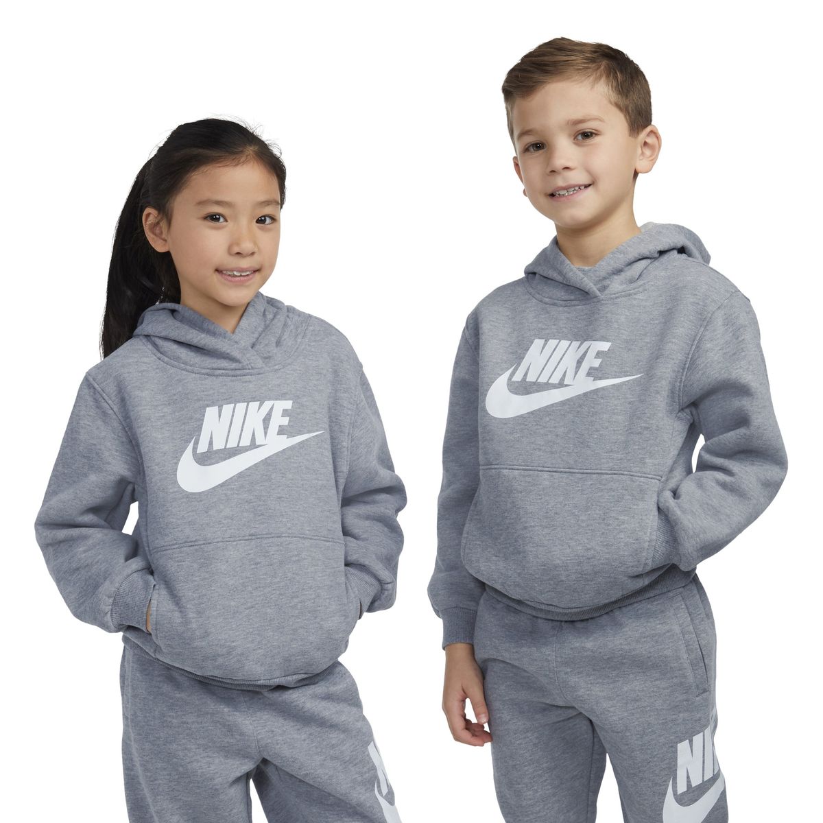 NIKE - Buzo Hoodie Nike Niño NSW Club Fleece HBR PO 86L094-042 Gris Casual