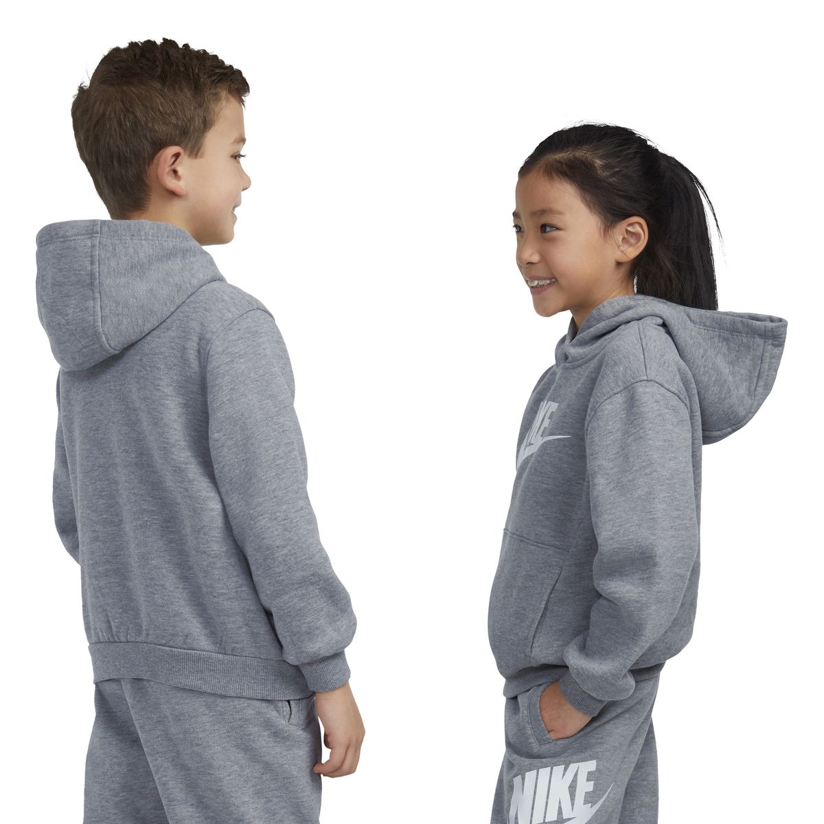 NIKE - Buzo Hoodie Nike Niño NSW Club Fleece HBR PO 86L094-042 Gris Casual