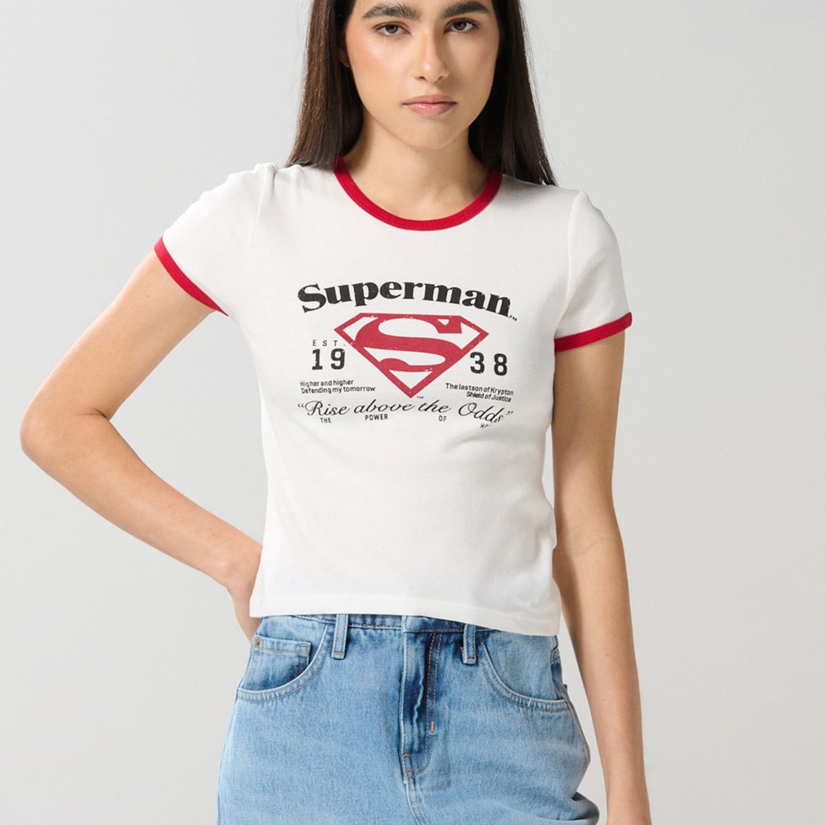 KOAJ - KOAJ Camiseta de Superman crema con manga corta y contraste Mujer