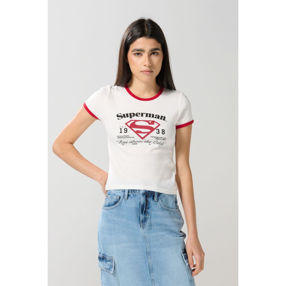 KOAJ - KOAJ Camiseta de Superman crema con manga corta y contraste Mujer