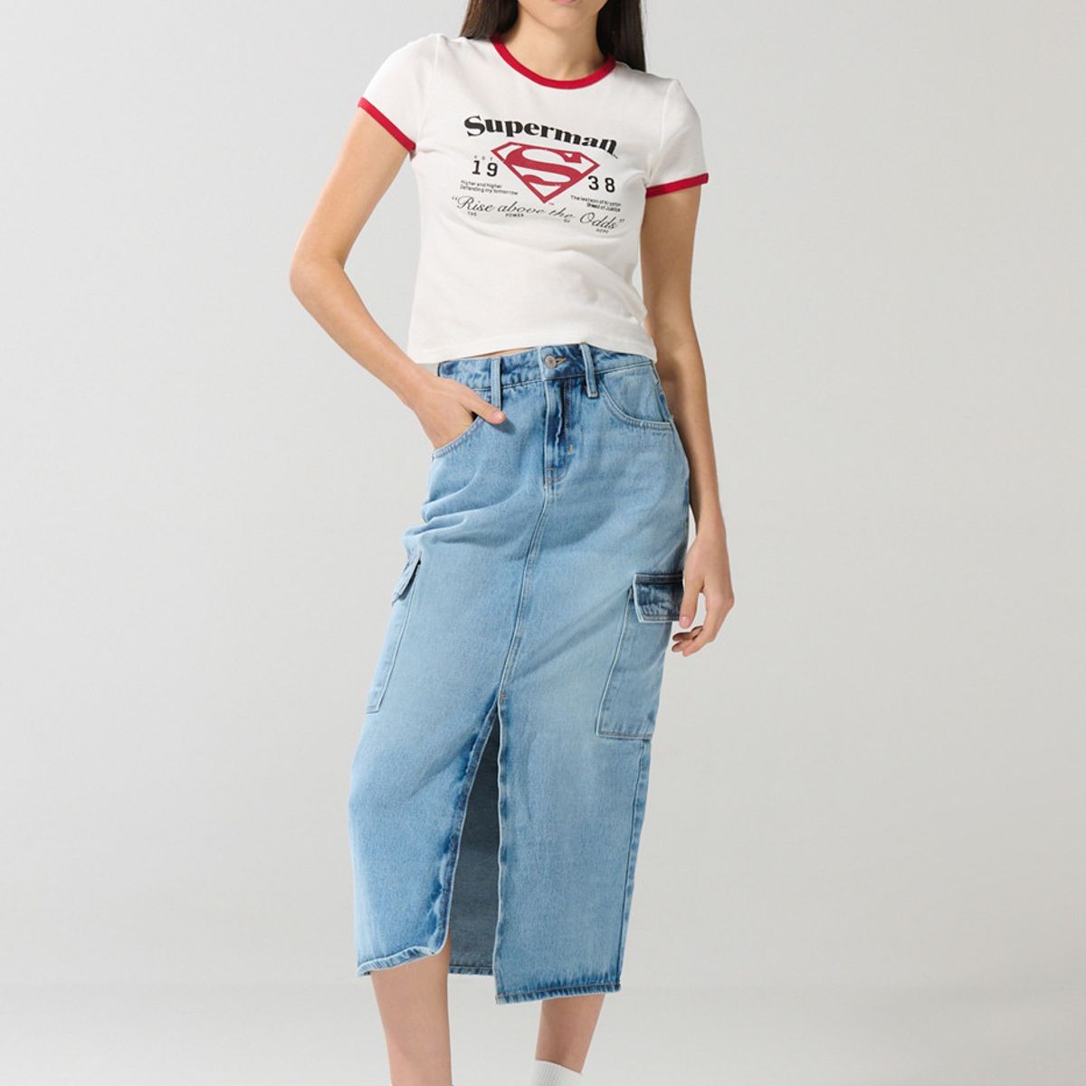 KOAJ - KOAJ Camiseta de Superman crema con manga corta y contraste Mujer