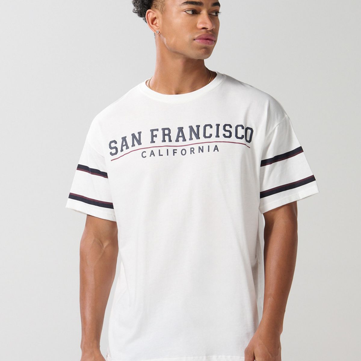 KOAJ - KOAJ Camiseta oversize cuello redondo crema con estampado co Hombre