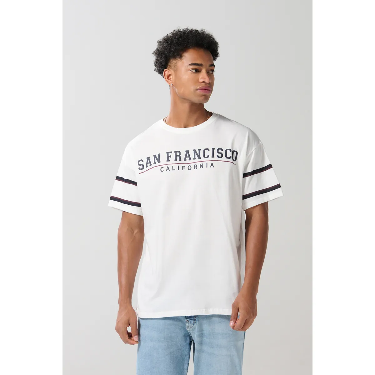 KOAJ - KOAJ Camiseta oversize cuello redondo crema con estampado co Hombre