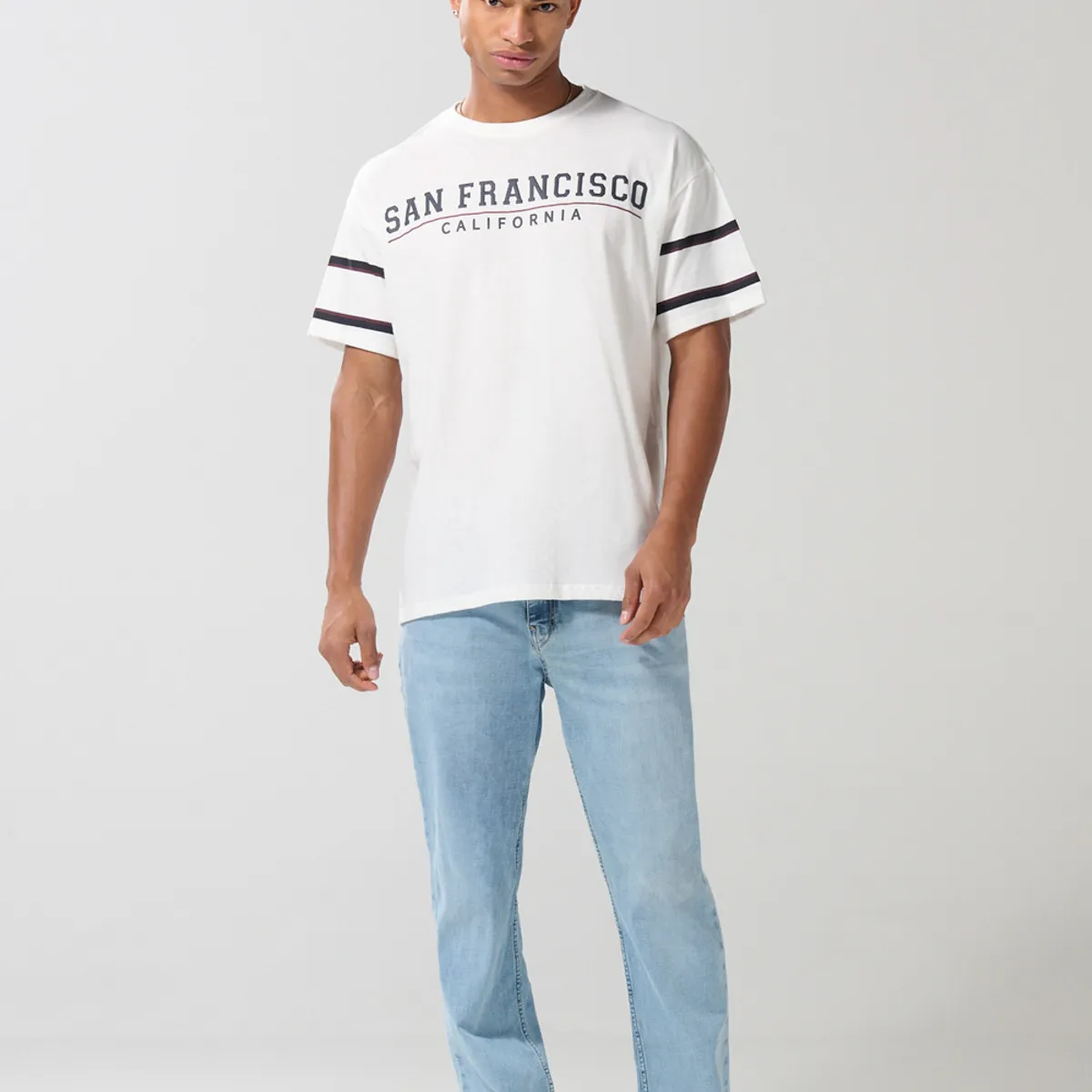 KOAJ - KOAJ Camiseta oversize cuello redondo crema con estampado co Hombre