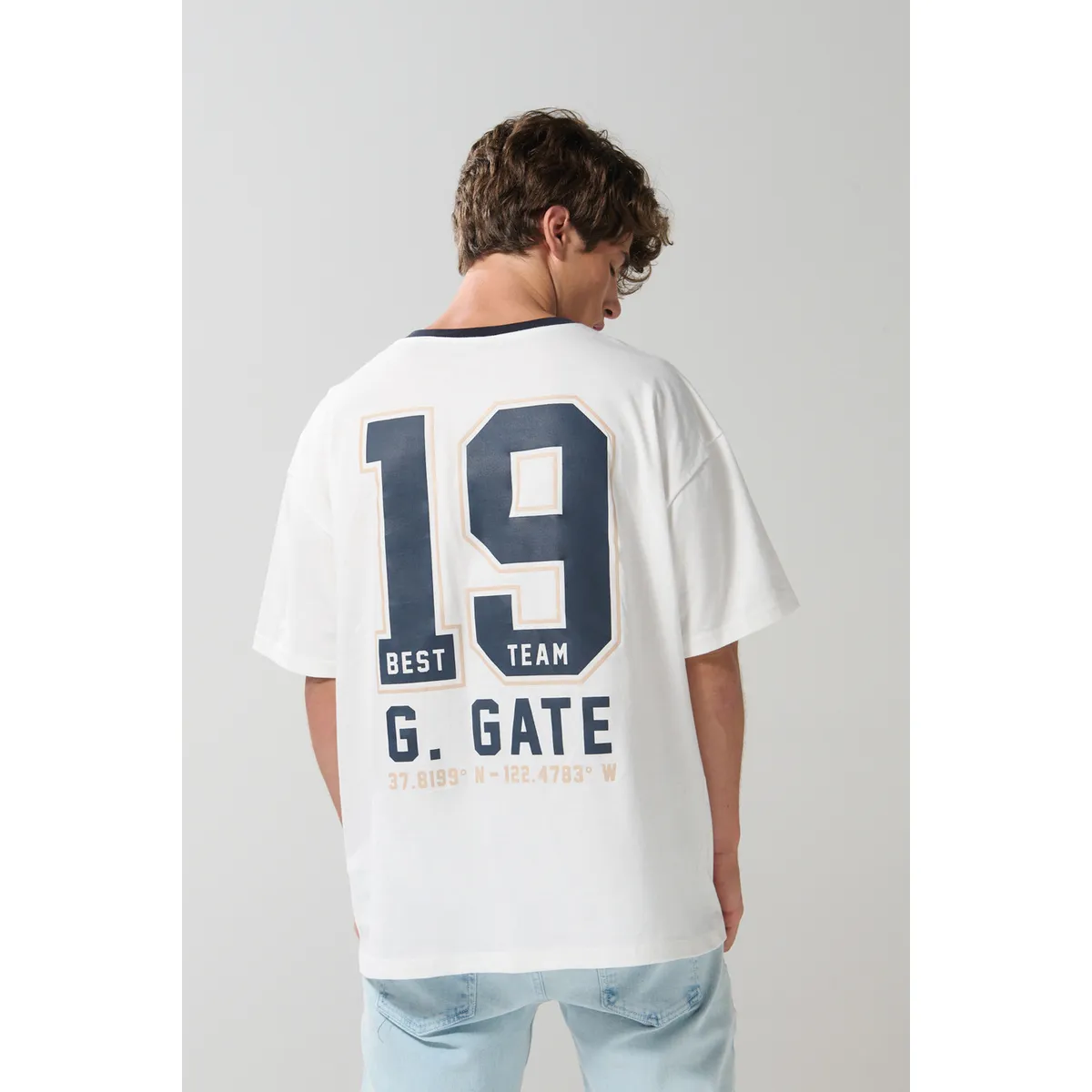 KOAJ - KOAJ Camiseta oversize crema con cuello V y diseño college Hombre