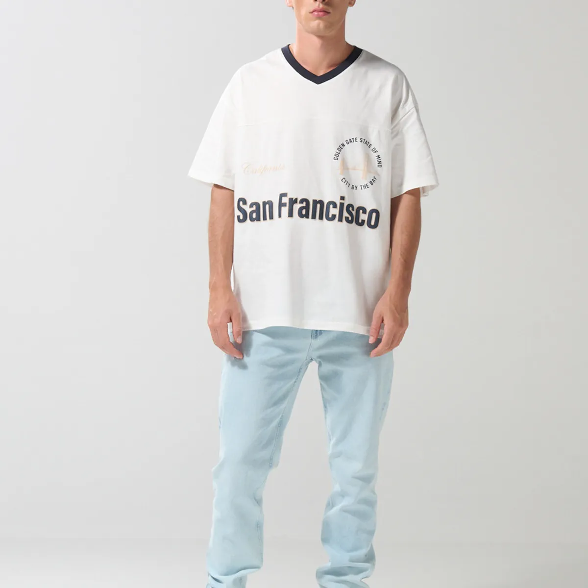 KOAJ - KOAJ Camiseta oversize crema con cuello V y diseño college Hombre