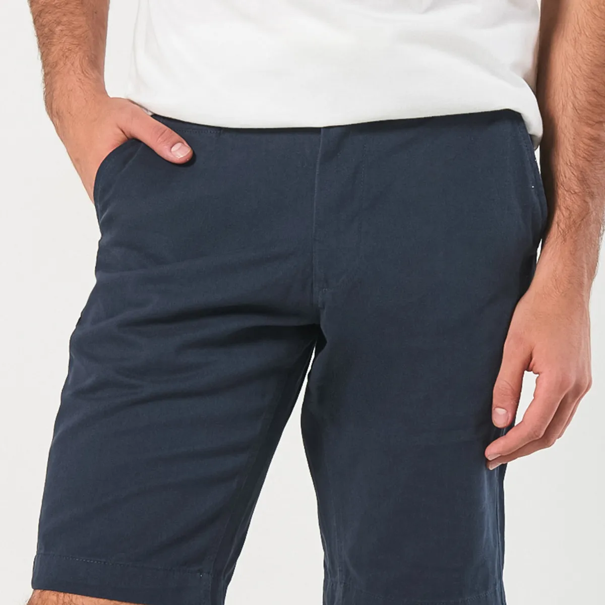 KOAJ - KOAJ Bermuda en dril unicolor ajustada con tiro bajo y bolsi Hombre