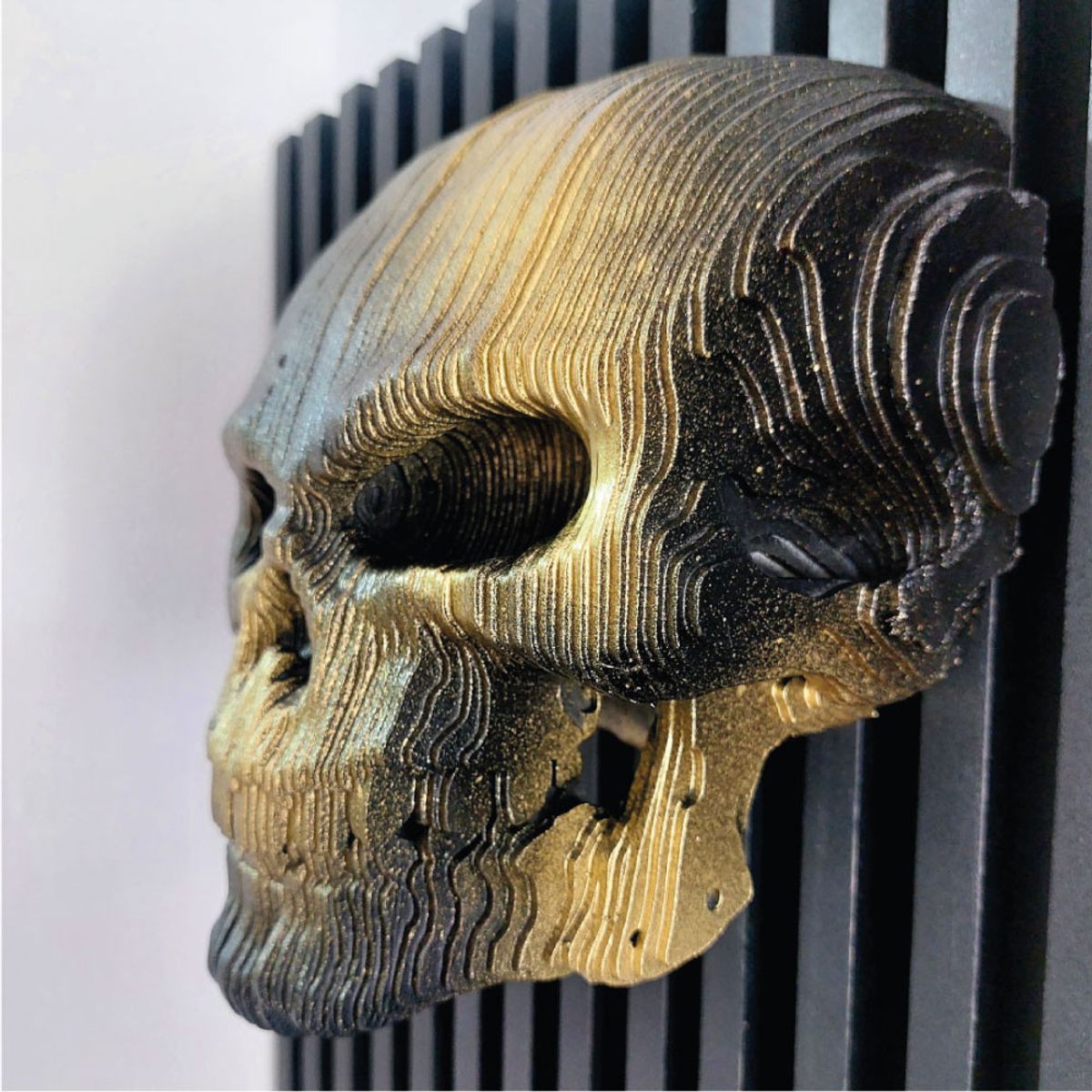 GENERICO - Escultura de Calavera Dorada y Negra en Plano Seriado para Colgar