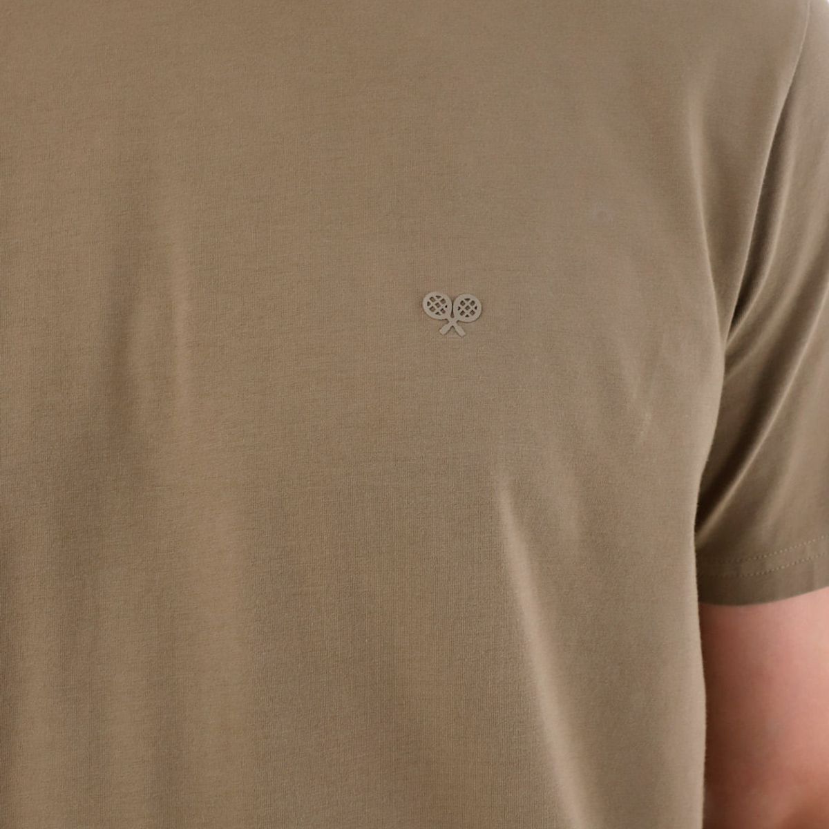TENNIS - Camiseta con raqueta estampada café para hombre