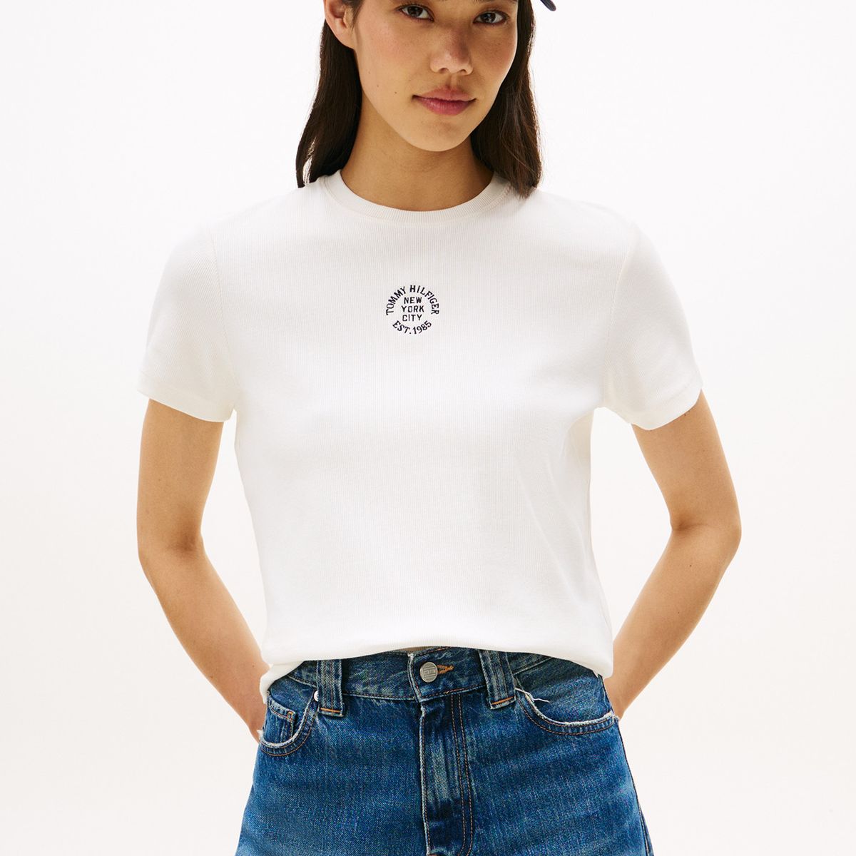 TOMMY HILFIGER - Camiseta blanca de corte regular con diseño de rayas Tommy Hilfiger
