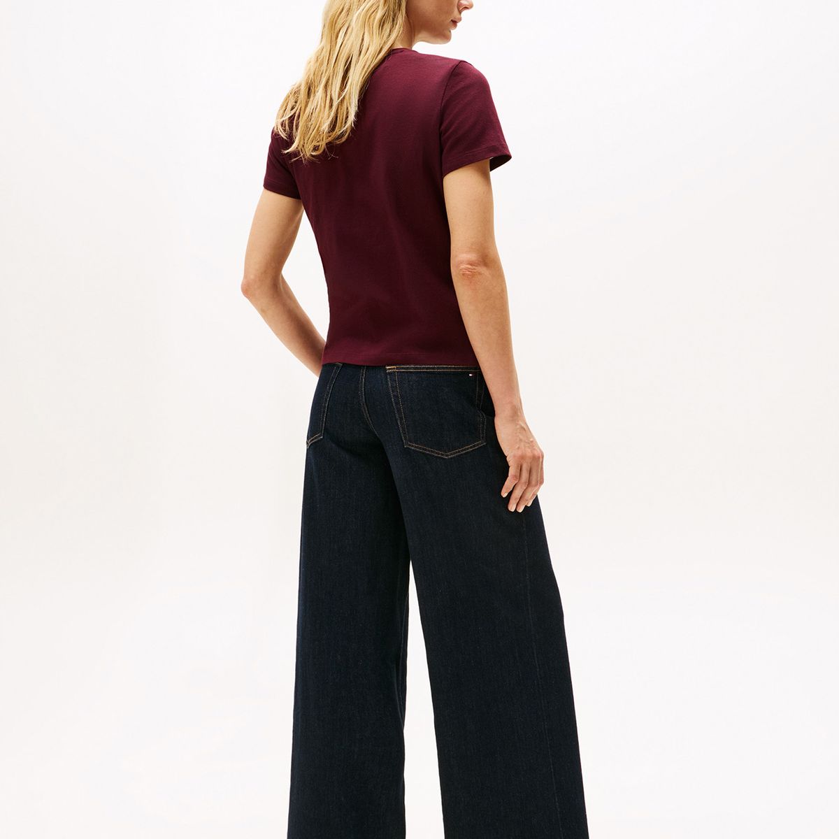 TOMMY HILFIGER - Camiseta vinotinto de cuello redondo con logo bordado