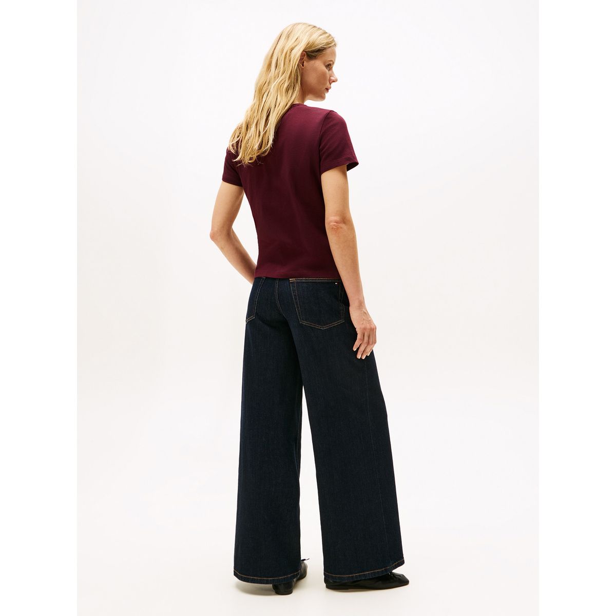 TOMMY HILFIGER - Camiseta vinotinto de cuello redondo con logo bordado