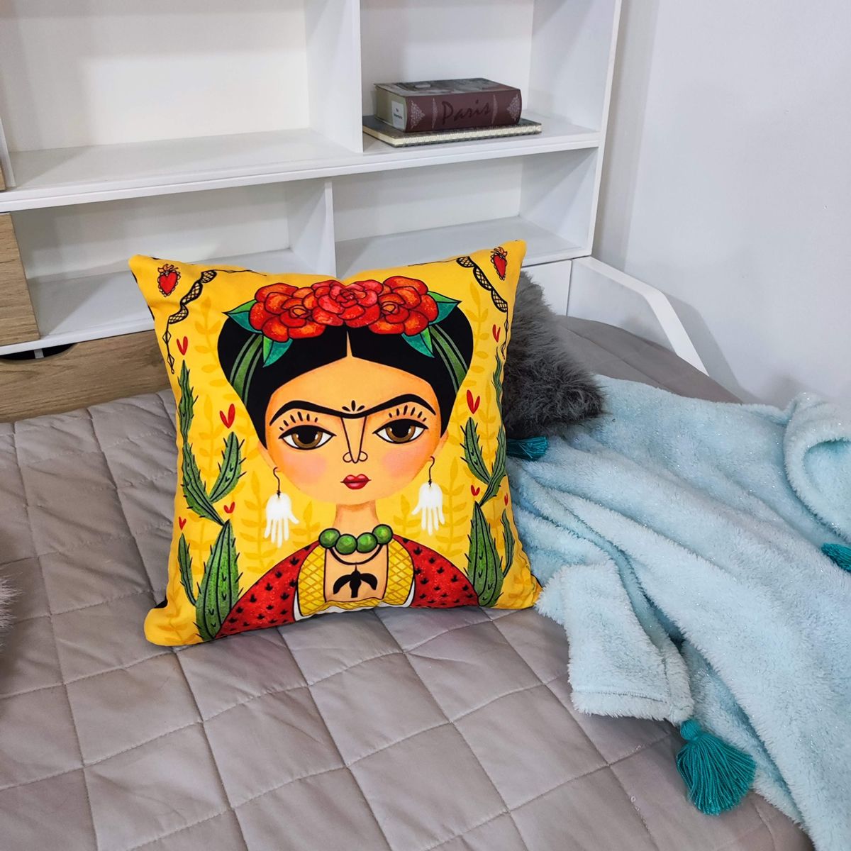 POR EJEMPLO DISEÑO Y DECORACION - Cojín Frida Amarillo