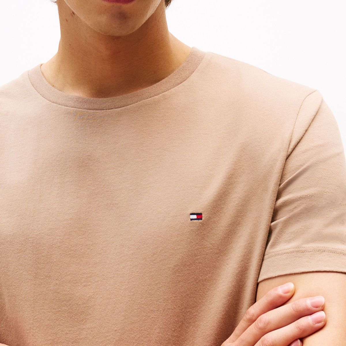 TOMMY HILFIGER - Camiseta beige de cuello redondo con logo bordado Tommy Hilfiger