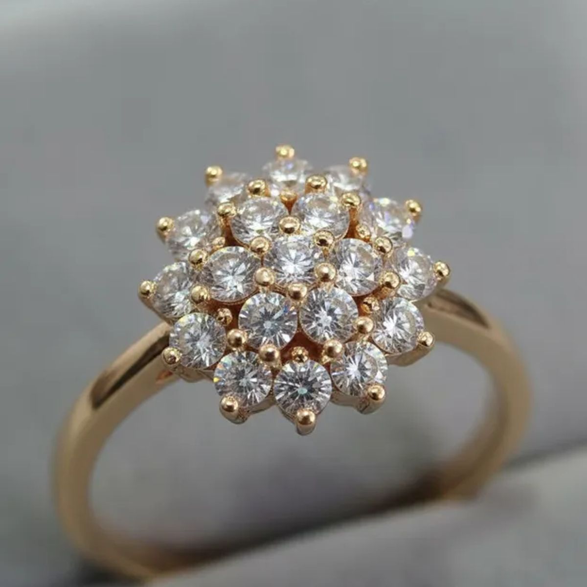 VERAMOREST - Anillo Flor De Cristales Veramorest