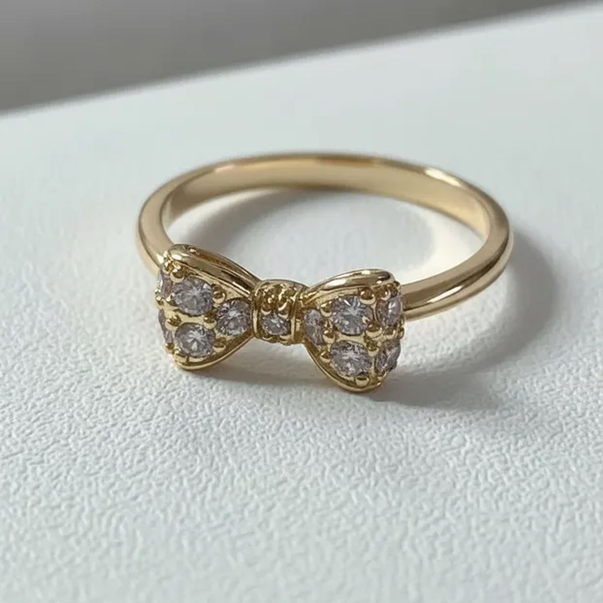 VERAMOREST - Anillo Dorado Con Zirconias  Veramorest