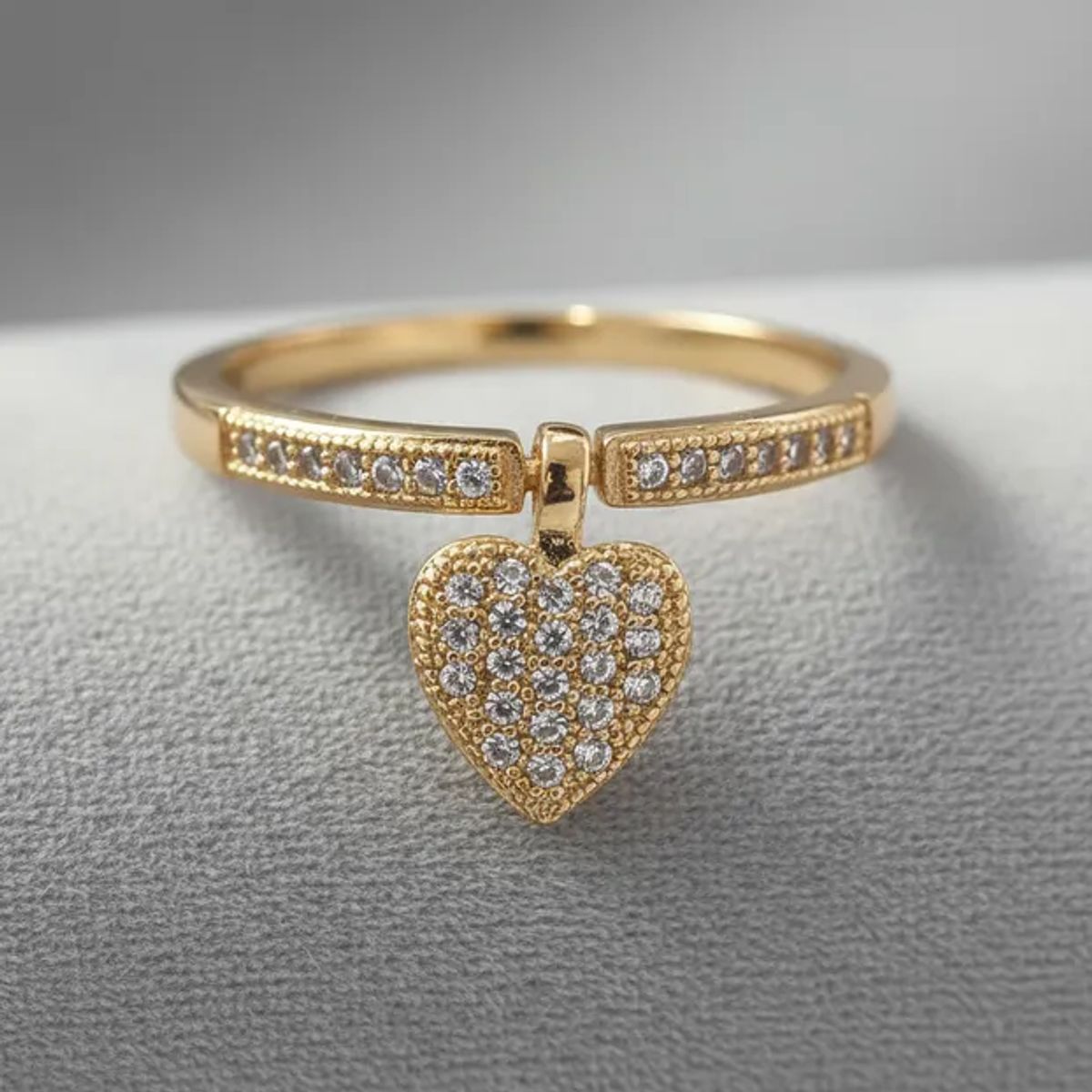 VERAMOREST - Anillo Dorado Con Corazón Colgante Y Zirconias- Veramorest