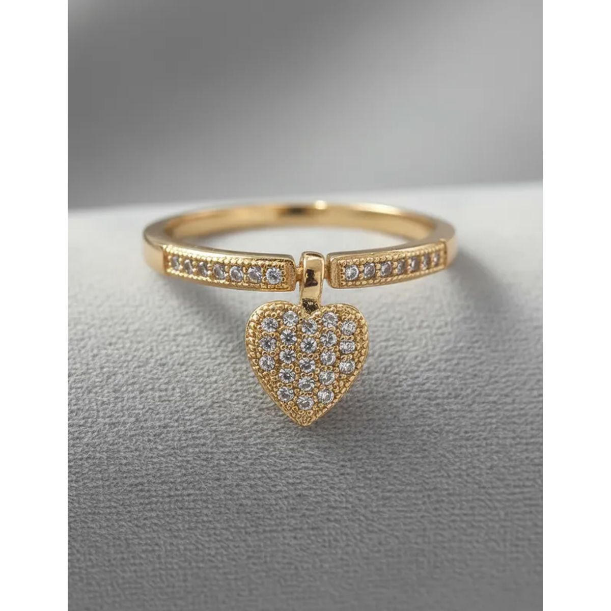 VERAMOREST - Anillo Dorado Con Corazón Colgante Y Zirconias- Veramorest