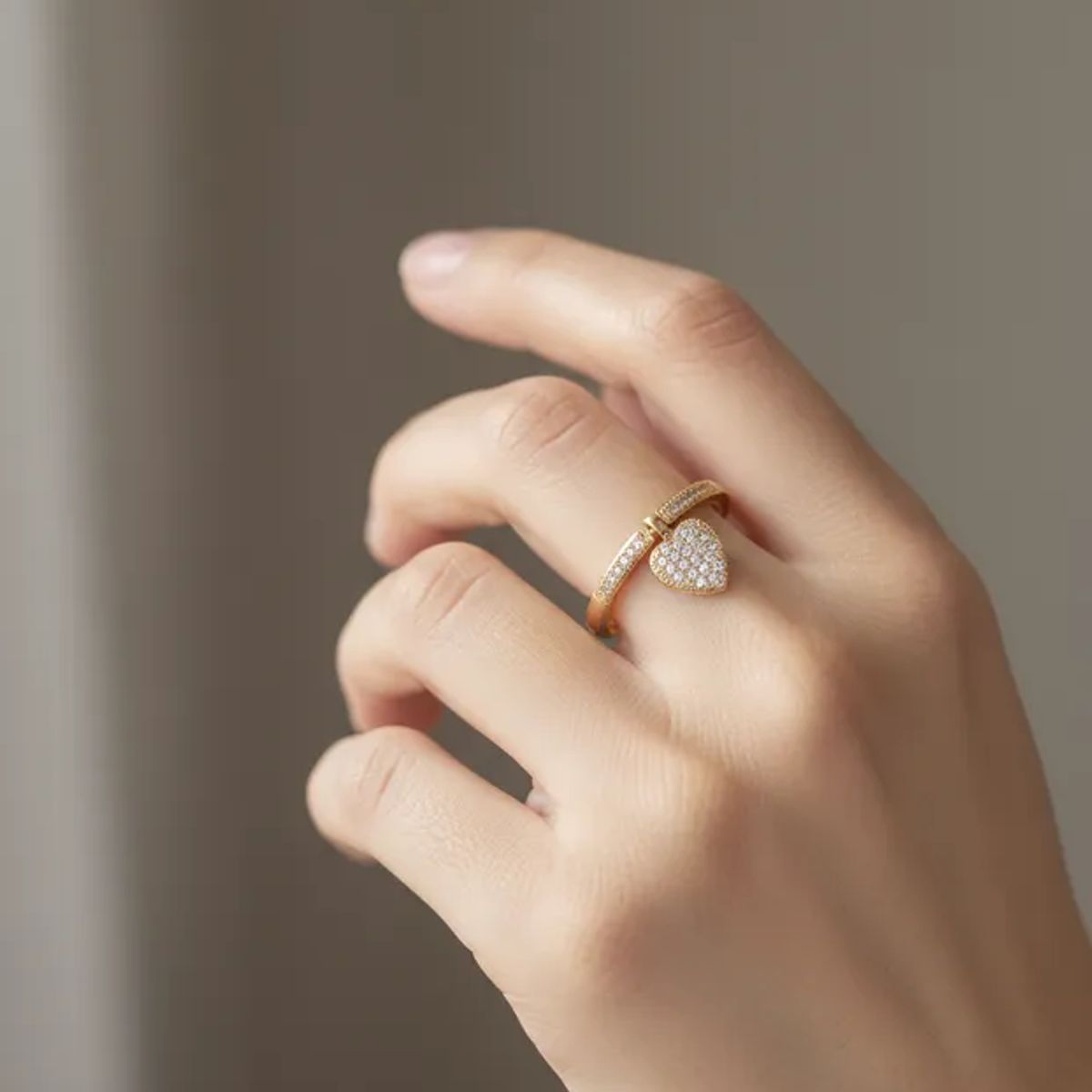 VERAMOREST - Anillo Dorado Con Corazón Colgante Y Zirconias- Veramorest